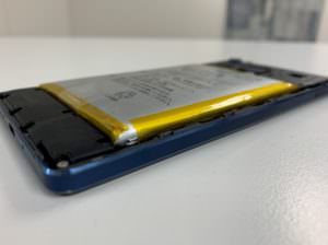 バッテリーがパンパンに膨らんだFREETEL RAIJIN