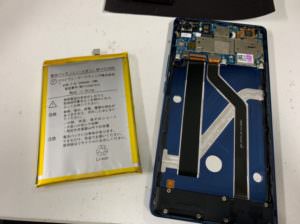 バッテリーを本体から剥がしたFREETEL RAIJIN