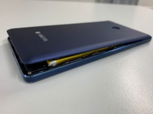 内蔵バッテリー膨張でハマグリ化したFREETEL RAIJIN