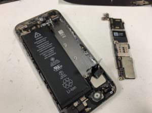本体から基板を取り外したiPhone5s