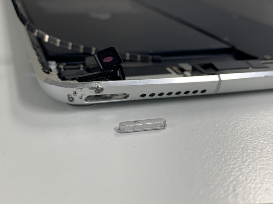 スリープボタンを本体から取り出したiPadPro10.5