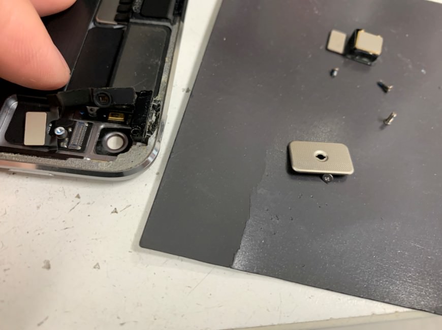 パーツを取り出しているiPadPro12.9(第1世代)
