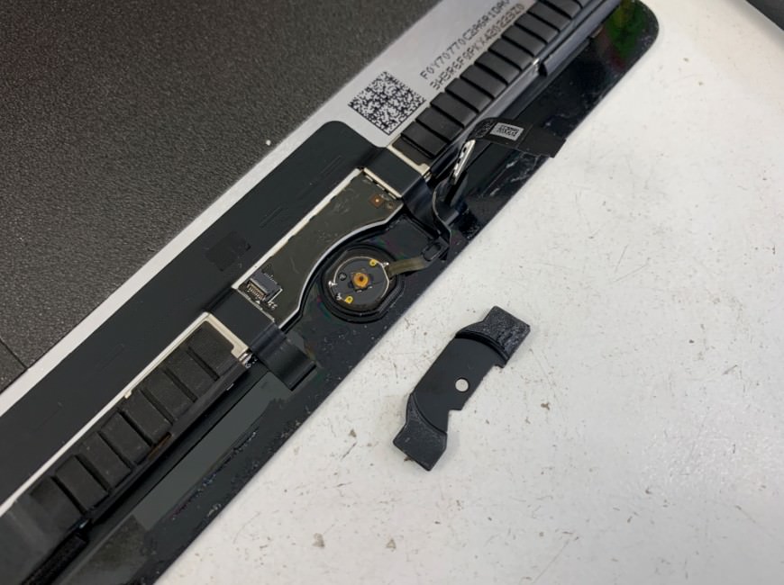 iPadホームボタンの修理風景 1