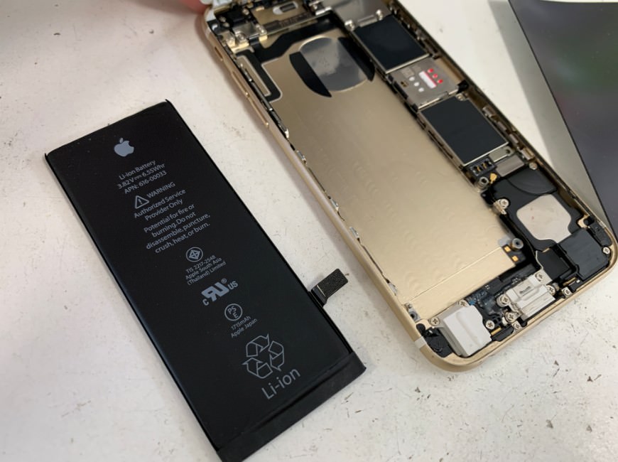 バッテリーを取り出したiPhone6s