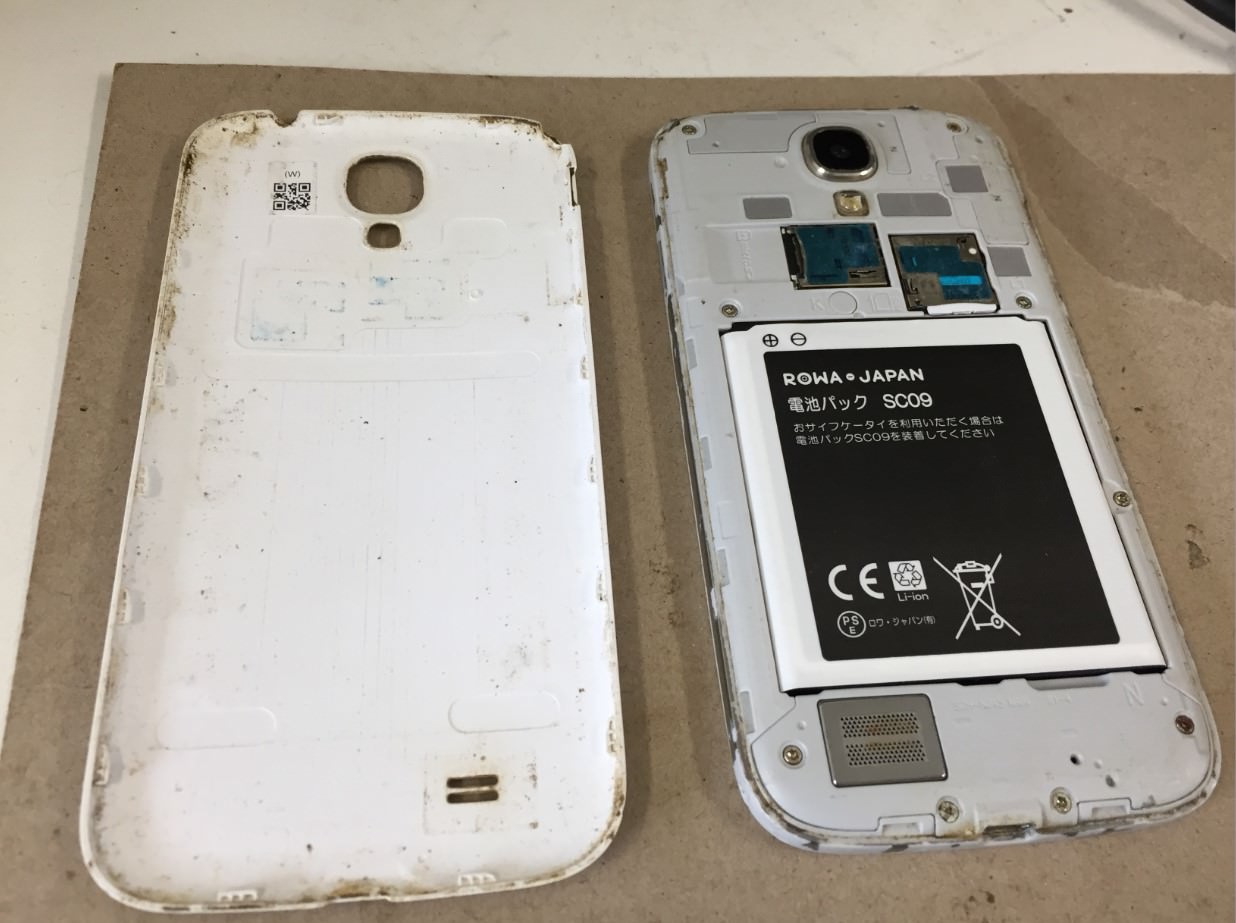 背面パネルを剥がしたGalaxy S4(SC-04E)