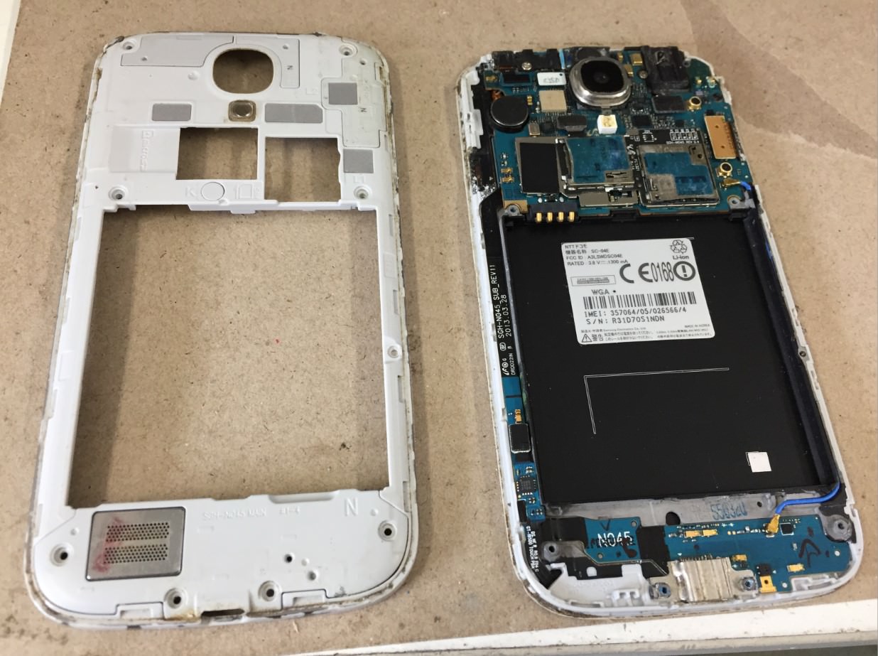 プラスチックパーツを取り出したGalaxy S4(SC-04E)