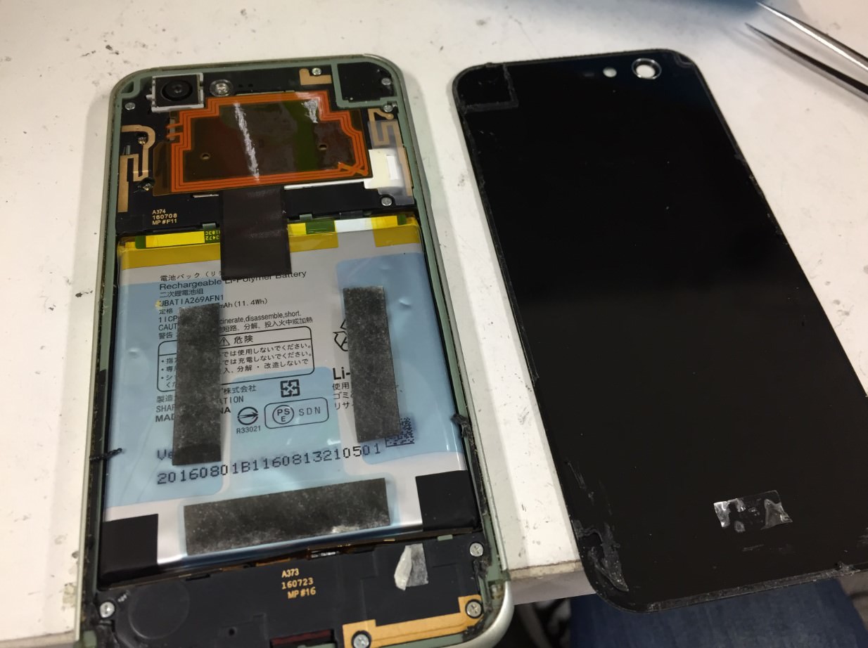 背面パネルを剥がしたAQUOS ZETA(SH-04H)