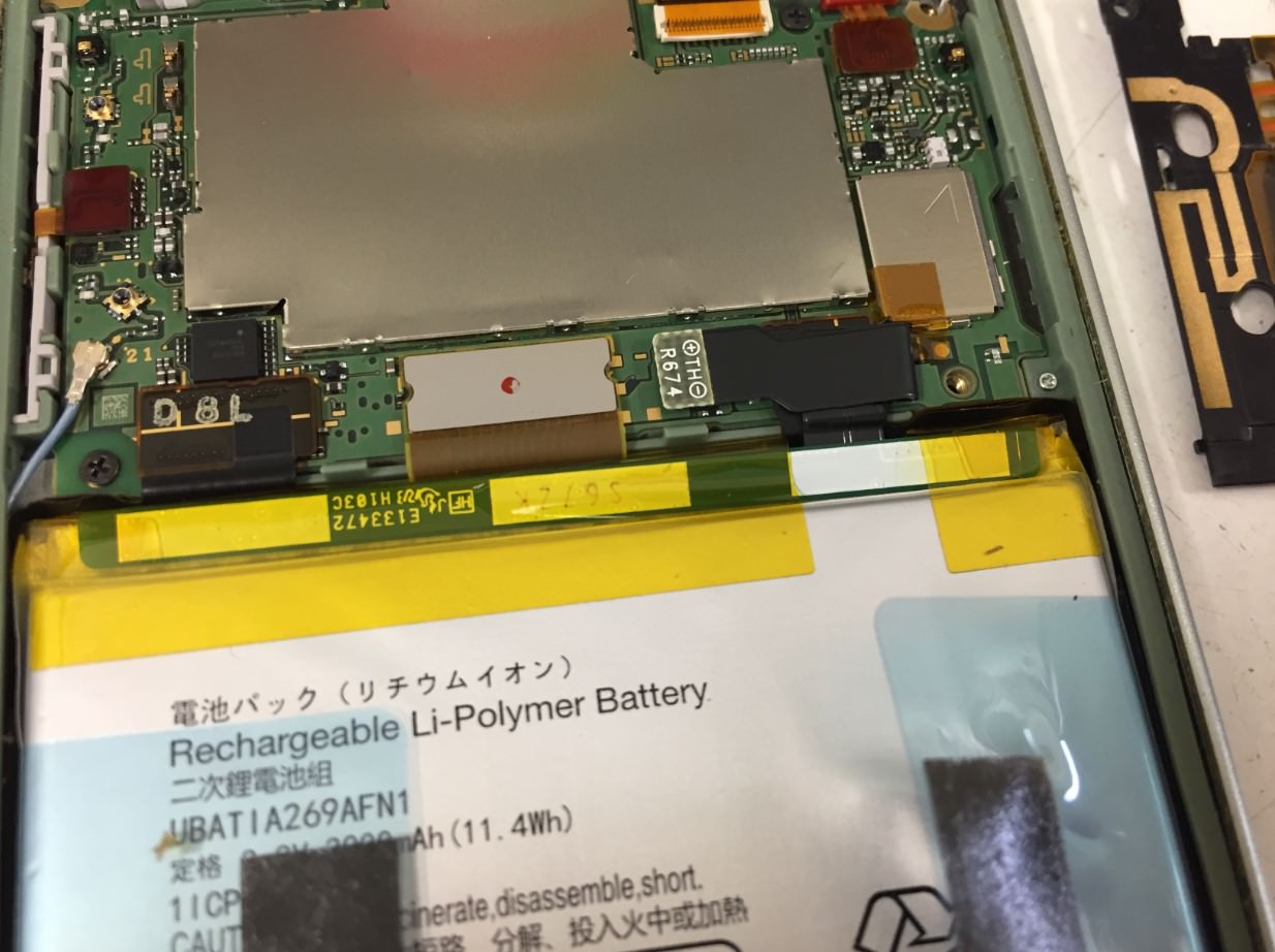 バッテリーコネクタを抜いたAQUOS ZETA(SH-04H)