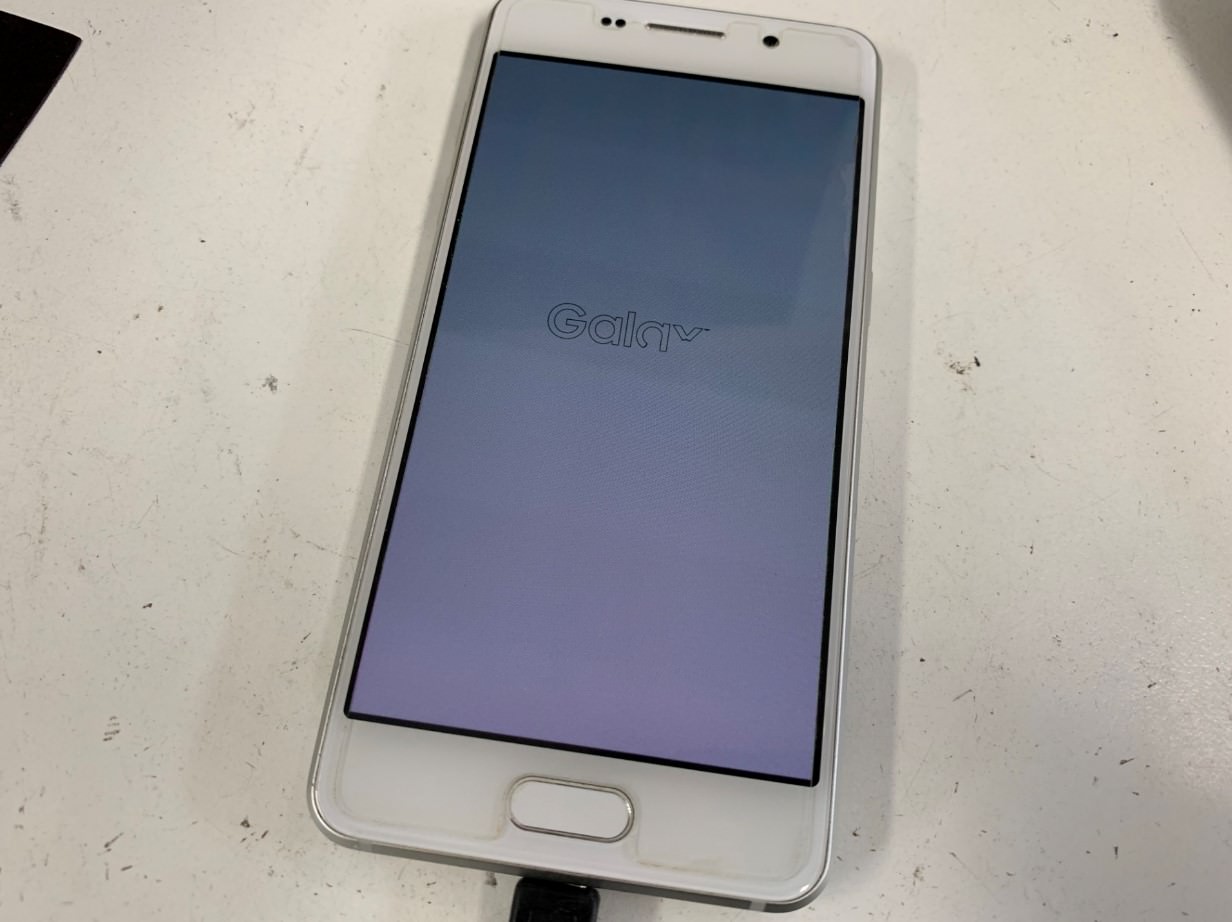 起動する時のロゴから進まないGalaxy Feel