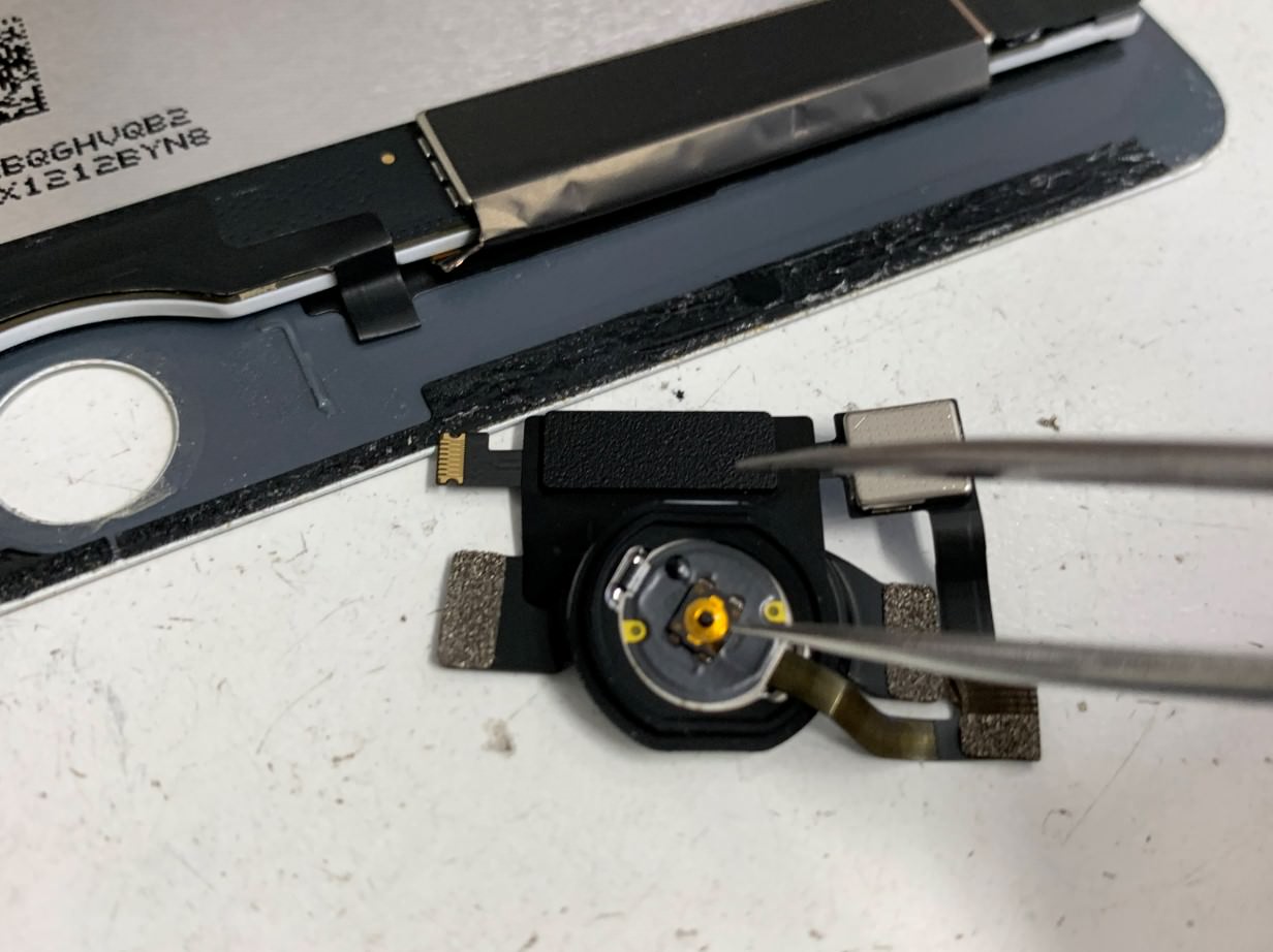 ホームボタン裏の突起を取り外したiPadair2