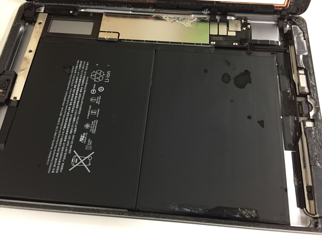 本体内部にコーヒーが浸透しているiPad第6世代