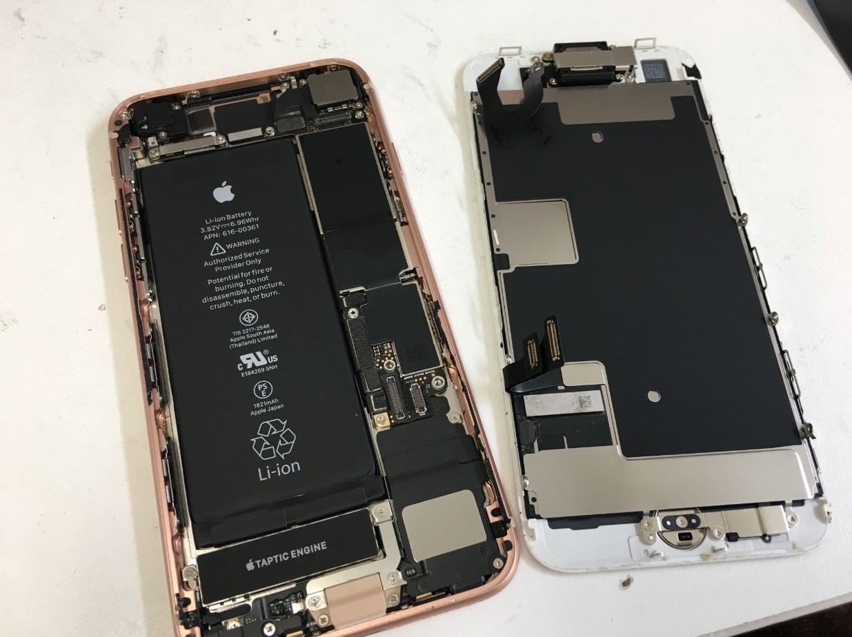 本体から画面パーツを取り出したiPhone8