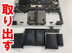膨らんだバッテリーを本体フレームから剥がしたMacBookPro 2015年 13inch A1502