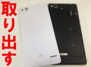 浮いていたバックパネルを取り出した電池パック交換修理中のZTE Blade E01