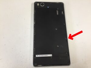 本体内部のプラスチックパーツがプラスネジで固定されているリチウムイオンバッテリー交換修理中のZTE Blade E01