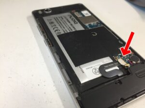 基板からバッテリーコネクタを外そうとしているZTE Blade E01