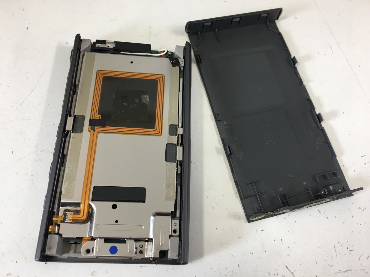 背面パネルを剥がしたウォークマン NW-A45