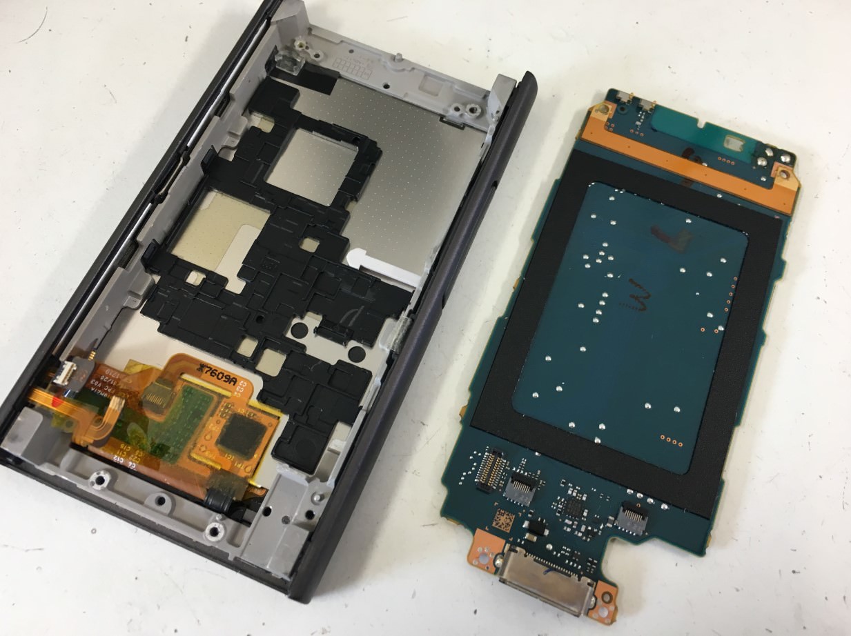 本体から基板を取り出したウォークマン NW-A45