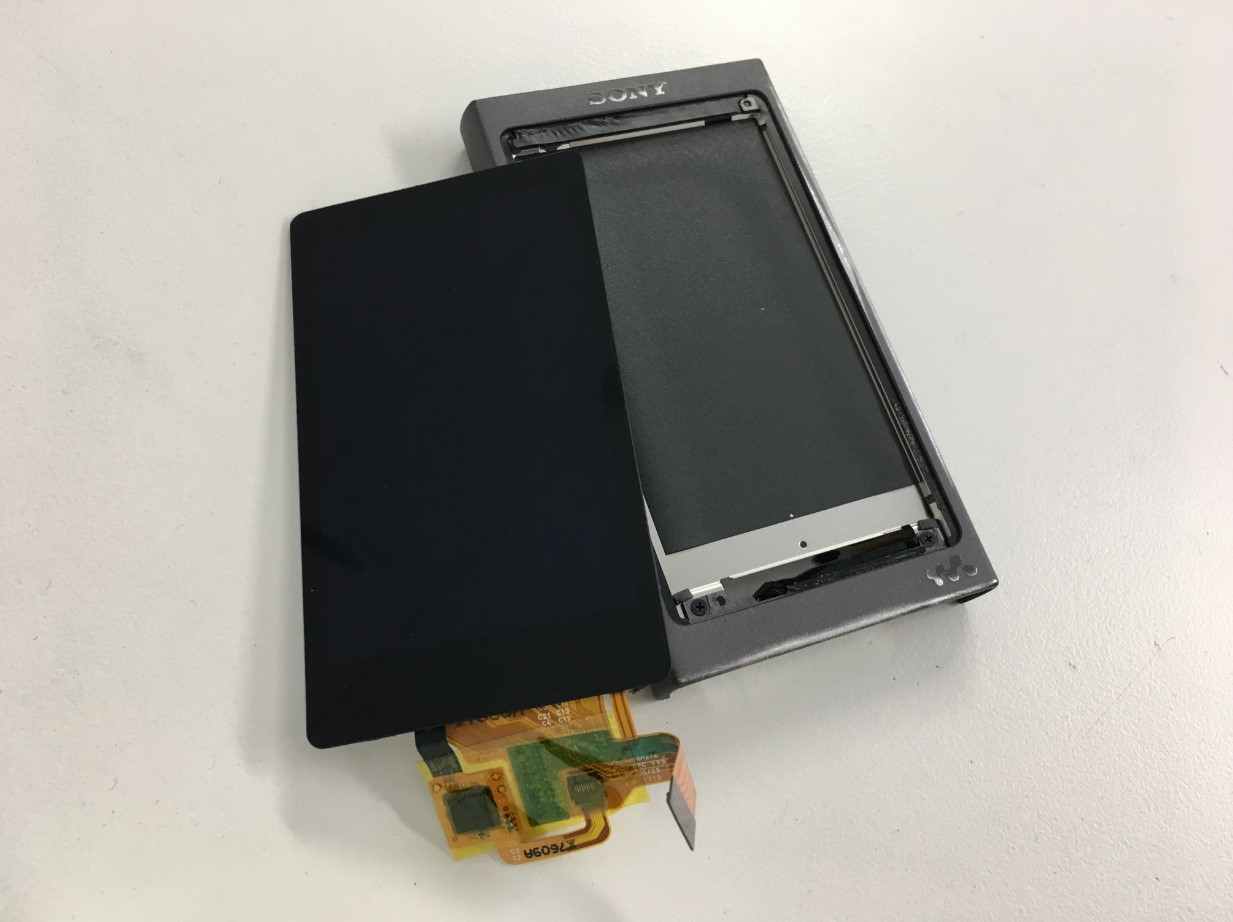 フレームから画面を剥がしたウォークマン NW-A45