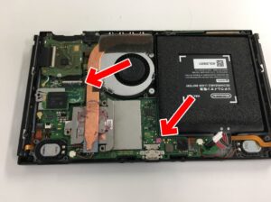 水没反応シールがピンクになっていて所々腐食しているSwitch