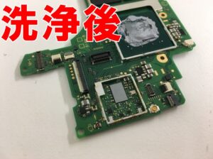 洗浄作業を行うことで腐食が綺麗に除去できた水濡れ修理中の任天堂スイッチ