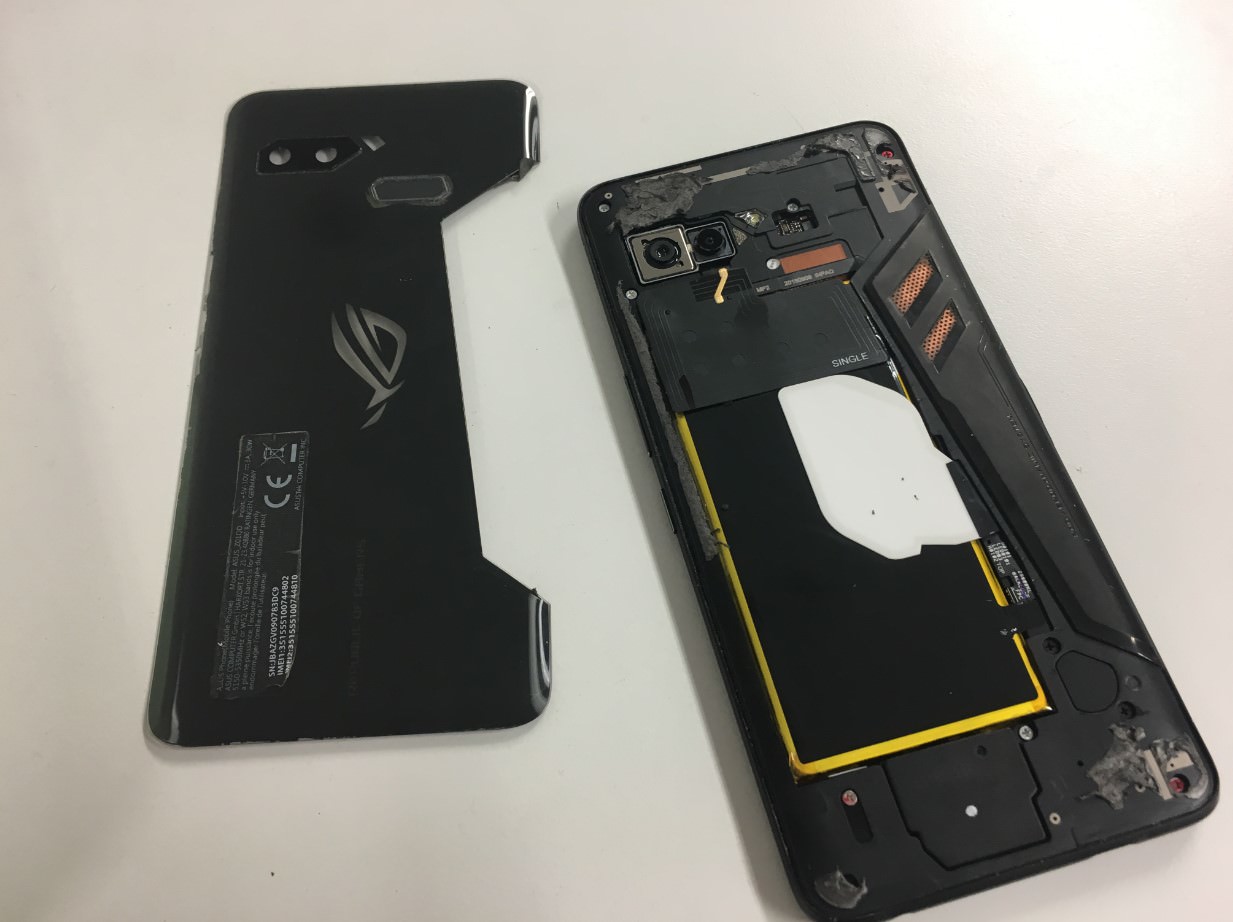 背面パネルを剥がしたROG Phone(ZS600KL)