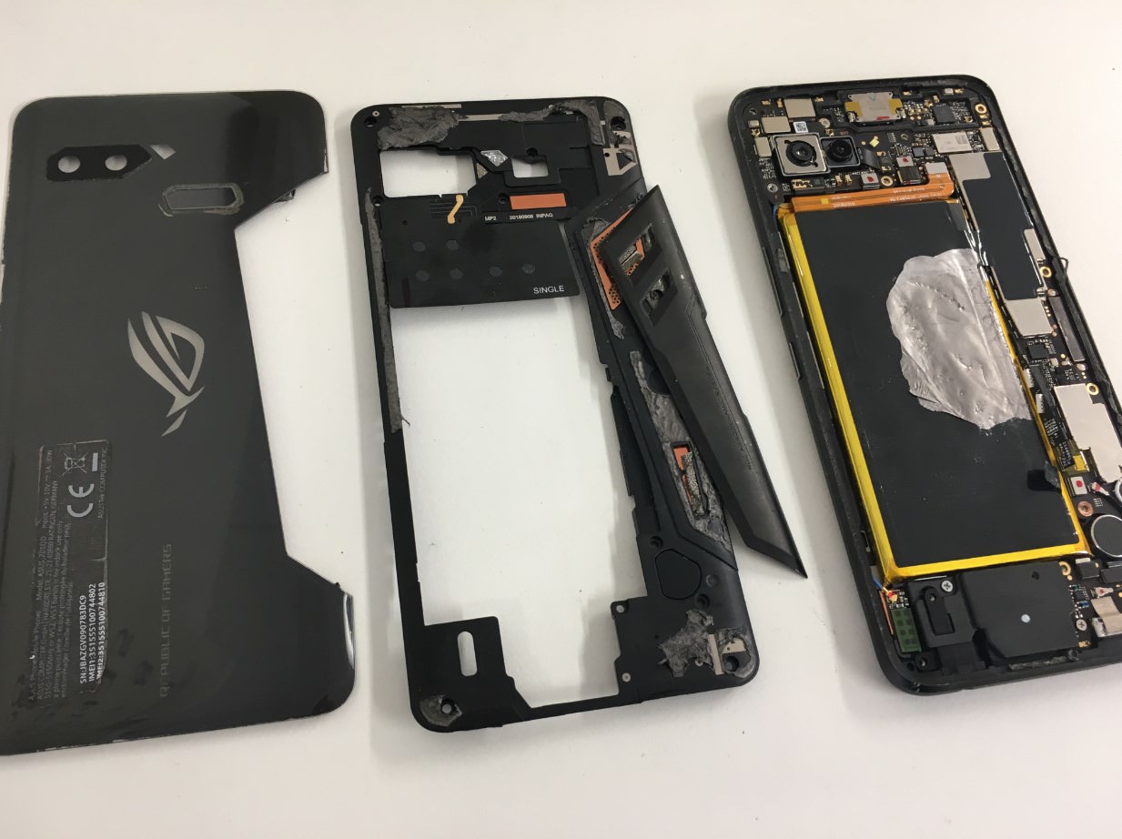 本体をバラバラに分解しているROG Phone(ZS600KL)