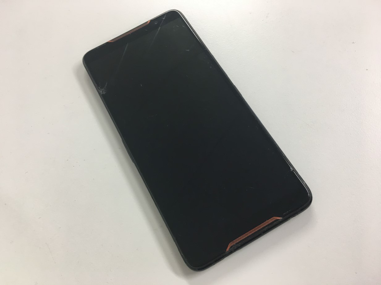 ガラスは割れていないものの画面に何も表示されないROG Phone(ZS600KL)