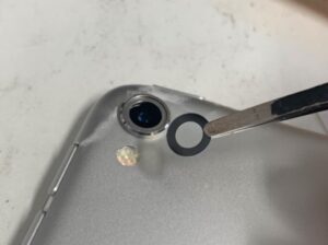 新品のバックカメラレンズを貼り替えているiPad Pro 10.5