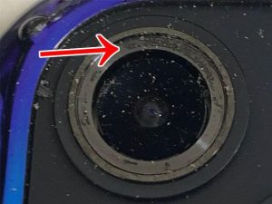 レンズを除去しても元々の粘着が残っているiPhone13