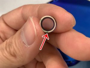 カメラレンズに専用の粘着テープを貼ったiPhone13