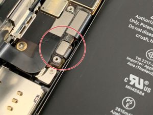 iPhone12のバッテリーコネクタ