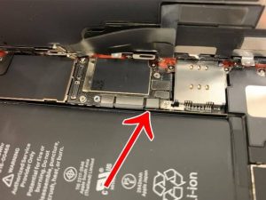 iPhoneXRのバッテリーコネクタ