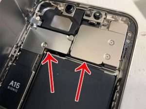 カメラなどのコネクタを固定しているiPhone13のプレート