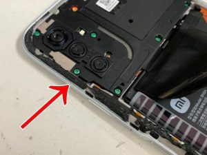 本体フレームに粘着テープが残っているRedmi Note 10 JE