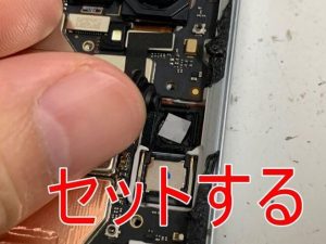 画面とカメラの間にフィルムをセットしたRedmi Note 10 JE
