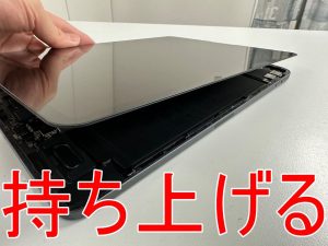 画面と本体フレームとの粘着を剥がして画面パーツを持ち上げたiPad Pro11 第3世代