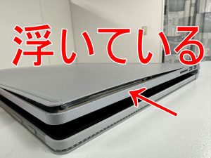 キーボード側の背面パネルが浮いている