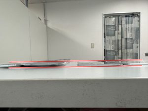 取り出したバッテリーと新品のバッテリーの厚みを比較しているSurface Book Performance base