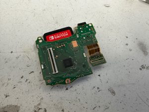 ゲームソフトを反対に挿してしまっているNintendo Switchのゲームソフト