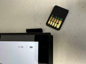 反対に入れて詰まっていたゲームソフトを取り出したNintendo Switch