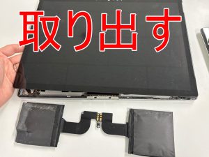 膨張したバッテリーを取り出したSurface Book2 15インチ