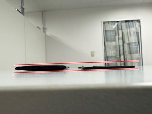 膨張したバッテリーと新品のバッテリーを比較しているSurface Book2 15インチ