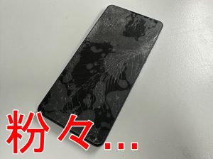 表面ガラスが粉々に割れてしまっているAQUOS sense6