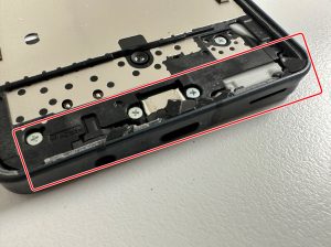 割れた画面の破片が本体フレームの縁に残っているAQUOS sense6