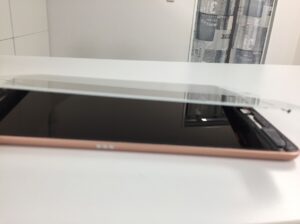 ガラスを剥がして分解した液晶修理中のiPad８