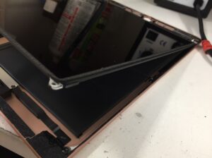 本体内部のネジを外して分解している液晶画面修理中のiPad8世代