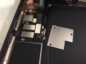 液晶画面コネクタを固定した銀板を取り出したスマホスピタル町田にてLCD交換修理中のiPad8