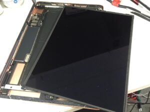 基板から液晶画面を取り出したスマホスピタル町田で修理中のiPad第8世代