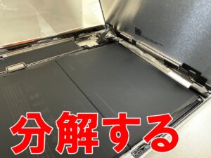 液晶画面を開いて分解しているLCD交換修理中のiPad9